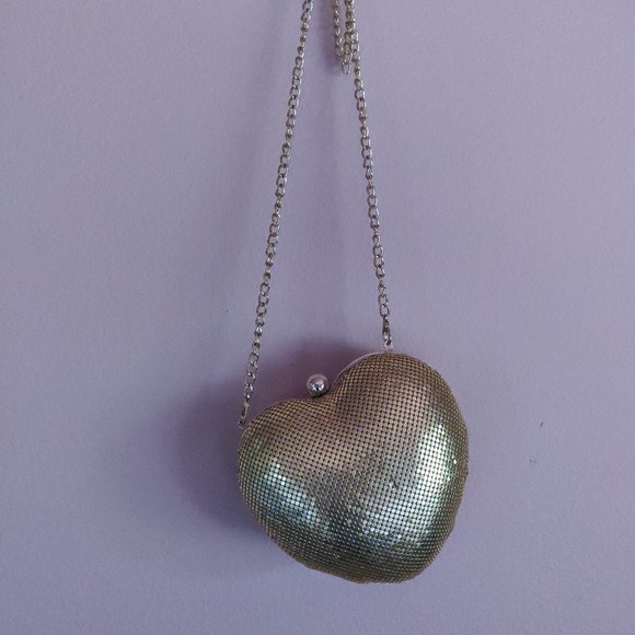 Gold, heart-shaped purse - Picture 10 of 11